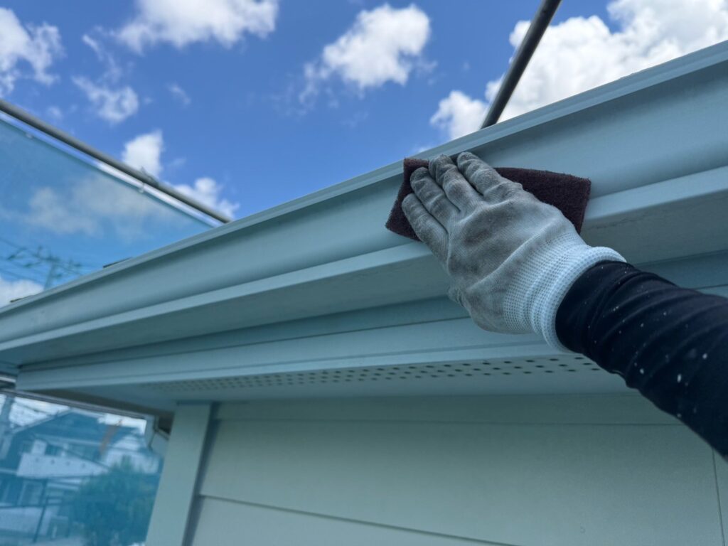 雨樋・鼻隠し：ケレン<br />
（ケレンとは、塗料との密着を良くするために、専用の道具にて細かい傷をつける下地調整です。）